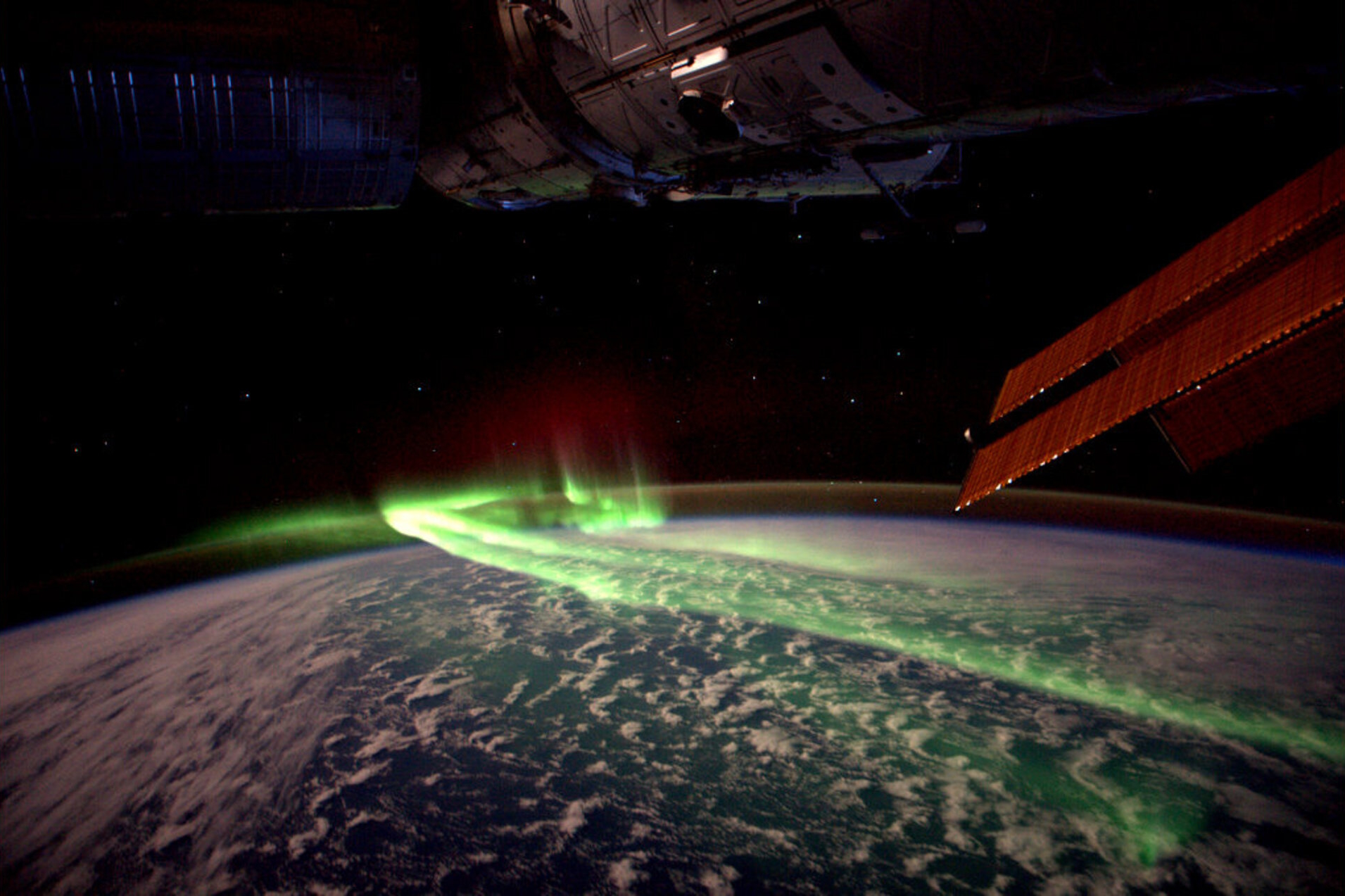 Aurora_Australis_as_seen_from_the_ISS_pillars